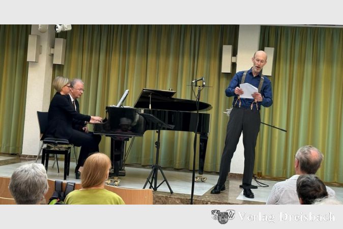 Friederike Wiesner und Norbert Henß begleiteten am Piano den Gesang von Carsten Vollmert.