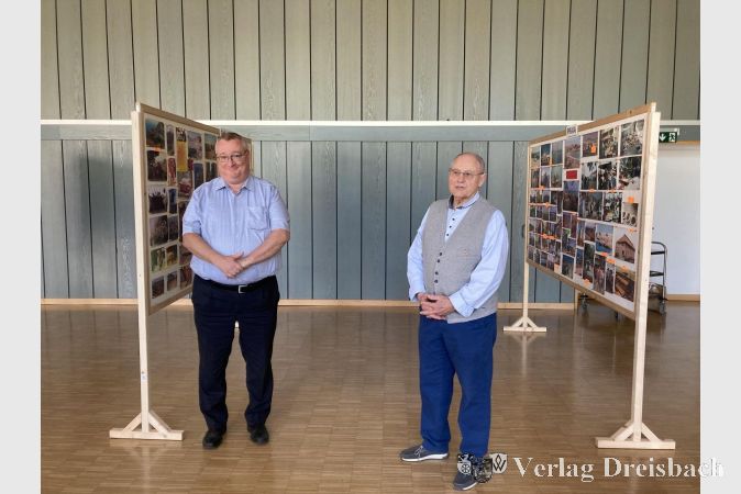 Fotoausstellung Städtepartnerschaft seit 1989: Assomada, Santa Catarina, Kap Verde. Eröffnung durch Bürgermeister Klaus Schindling (links) und Ehrenstadtrat Bernd Caspari.