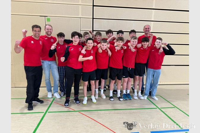 Die Volleyballer der U16 und ihre Trainer Erik Weber, Florian Bonadt und Holger Kleinbub feiern den zwölften Platz auf der Deutschen Meisterschaft.