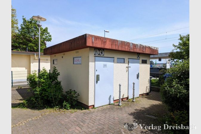 Links die alte Toilettenanlage, an deren Stelle eine moderne neue errichtet wird.