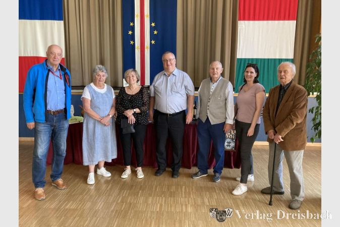 Vor den Flaggen der Partnerstädte posieren von links nach rechts: Manfred Göttlicher, Barbara Caspari, Gabriele Janda, Klaus Schindling, Bernd Caspari, Leonie Nitsche und Hans Joachim Schuch.
