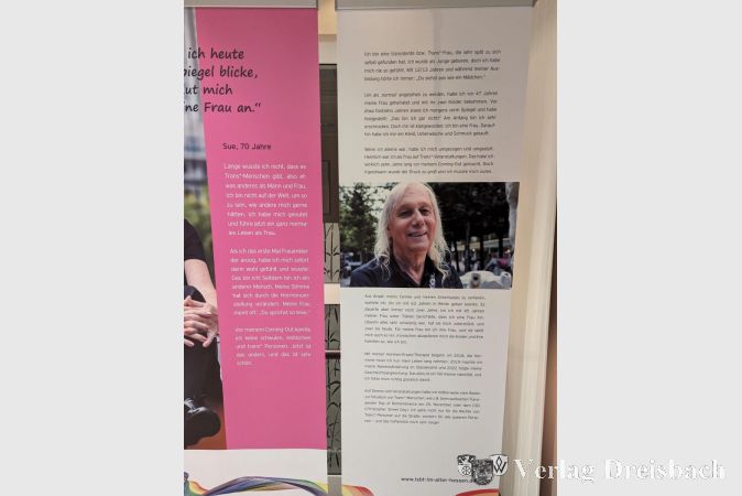 Jedes der sieben Rollups porträtiert eine teilnehmende Person, kombiniert mit Fotos, einer markanten Aussage und einem ausführlichen Text, der die einzigartige Lebensgeschichte und Erfahrungen beleuchtet.