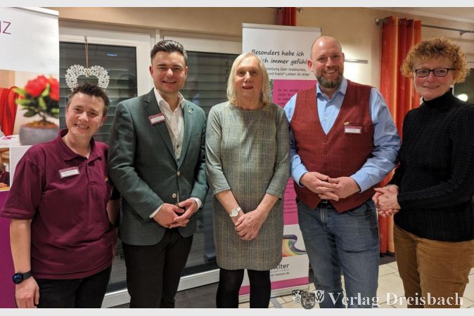 Susanne Wiederhold, André Kunert, Sue, Stefan Nardelli und Elke Kreß bei der Eröffnung der Ausstellung, betonend, wie essentiell die Sensibilisierung für die Belange lesbischer, schwuler und trans* Senioren in der Altenpflege ist.