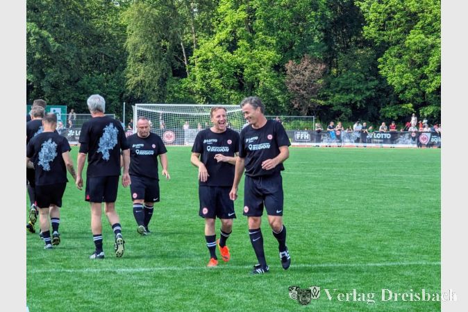 Michael Thurk und Alexander Schur amüsieren sich beim Aufwärmen vor der Partie.