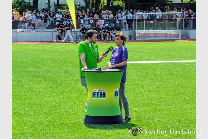 Tanja Klemm, Vorsitzende von Eintracht Hattersheim, im Gespräch mit Radio FFH.