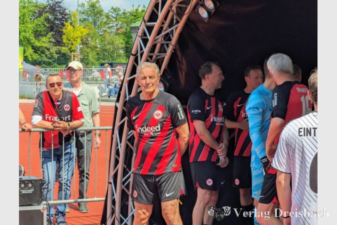 Karl-Heinz "Charly" Körbel, Leiter der Traditionsmannschaft, spielt nach wie vor gerne mit.