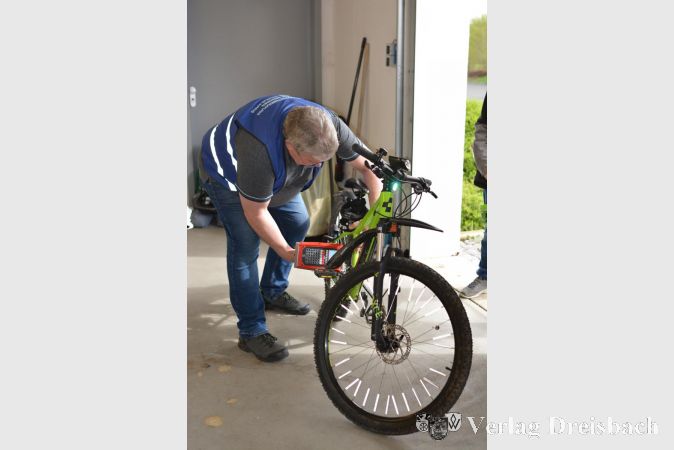 Andreas Suda demonstriert Fahrradcodierung: Der Flörsheimer Sicherheitsberater zeigt, wie mit dem Nadler-Gerät ein individueller Code in ein Fahrrad eingeschlagen wird.