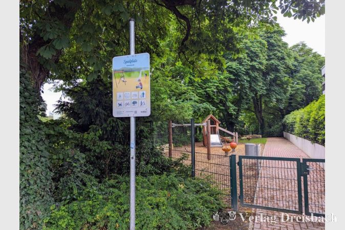 Das neue Schild am Spielplatz „Bahnhofstraße“.