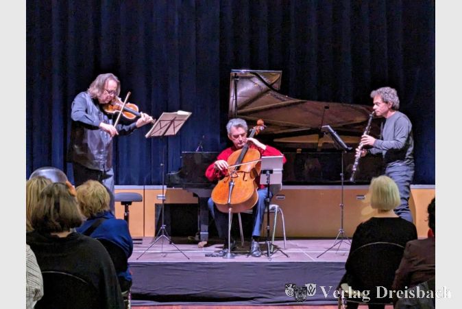 Das Ensemble aus Gernot Süßmuth, Ramón Jaffé und Fabio di Càsola liefern eine eindrucksvolle Darbietung klassischer und moderner Musikstile.