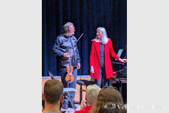 Monica Gutman am Flügel und Gernot Süßmuth an der Violine entführen das Publikum in eine Welt klassischer Melodien.