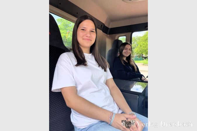 Lieber Verwaltung als 40-Tonner - das finden die Schülerinnen Lea und Dajana.