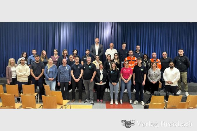 Die Vertreterinnen und Vertreter der Unternehmen in der Aula der Weingartenschule. Hintere Reihe Mitte: Schulleiter Dr. Christoph Richter.