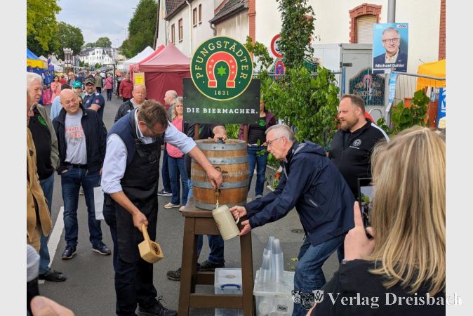 Kein Tropfen ging daneben: Der KGK-Vorsitzende Michael Wipfler attestierte Bürgermeister Christian Seitz beim Fassanstich, dass dieser immer mehr in Übung komme. Damit war das Lindenblütenfest 2024 offiziell eröffnet.