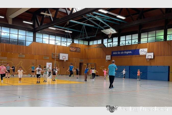 Die "Skipping Hearts-Aktion" mit Schülerinnen und Schülern der Lindenschule in der Sporthalle der Weingartenschule.