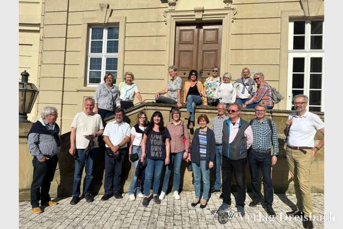 Clubreise des Lions Club Hattersheim-Kriftel nach Franken: Gruppenbild vor Schloss Werneck.