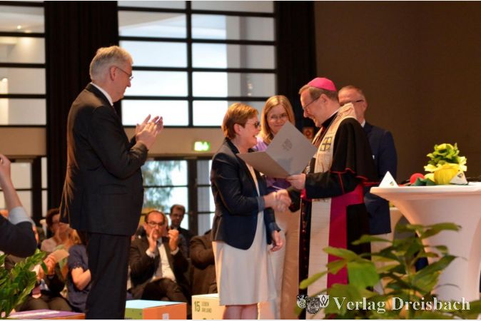 Die Ernennungsurkunde überreichte Bischof Bätzing unter viel Applaus an die erste Leiterin der neuen Region Taunus, Barbara Lecht.