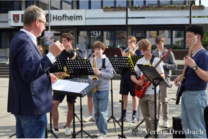 Swing zum Auftakt: Die Big Band der Bischof-Neumann-Schule begrüßte die Ankommenden vor der Stadthalle musikalisch.