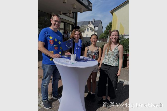 V.l.n.r.: Bürgermeister Christian Seitz, Tessa Trankalis, Jasmin Mohr und Josephine Schiwek. Sie alle besuchten kürzlich mit dem Städtepartnerschaftsverein die Partnerstadt Airaines.