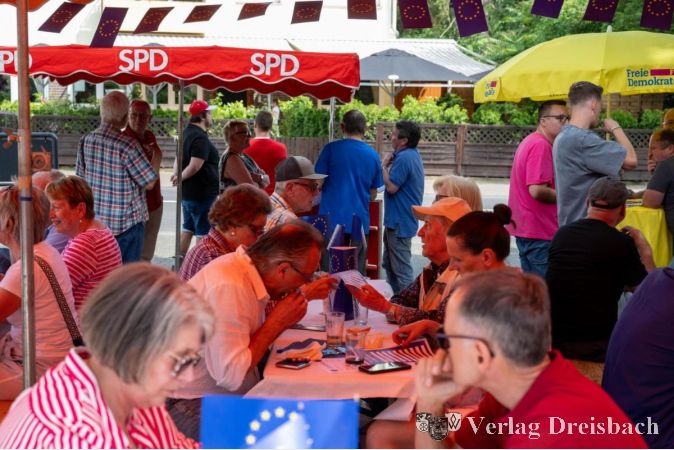 Auf den Bänken ließ man es sich schmecken und führte angeregte Gespräche.