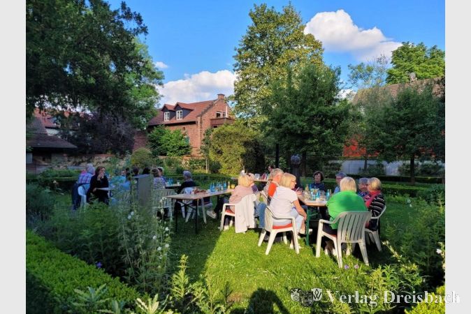 Idyllisches Mondscheingeflüster mit Fokus auf Literatur im Bürgergarten.