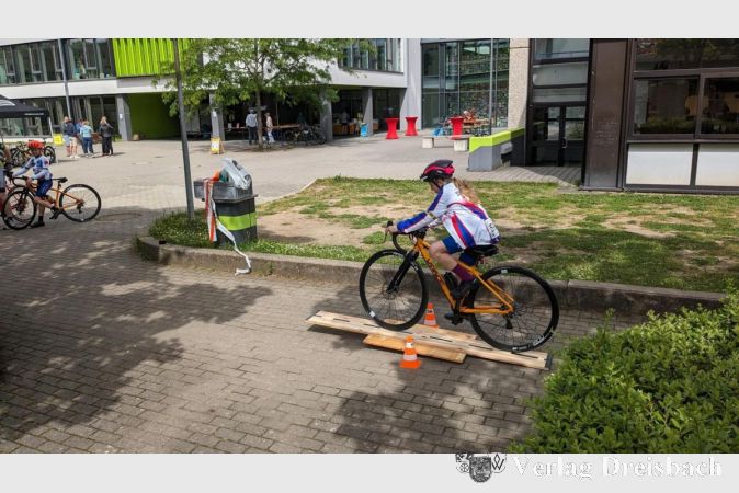 Junge Radsportlerin auf dem ADFC-Geschicklichkeitsparcours.