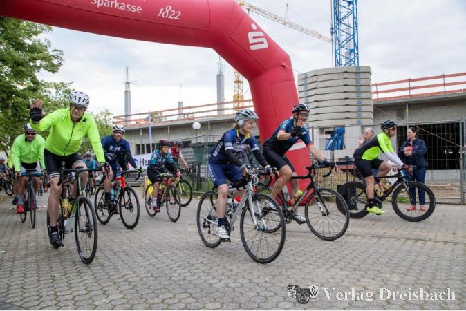 Start der Marathonfahrer:innen um 6 Uhr von der HBS.
