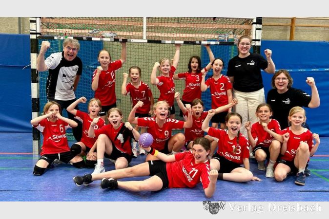 Die weibliche E-Jugend jubelt: Sie hat das zweite Quali-Turnier gewonnen.