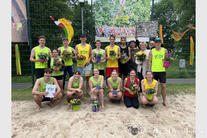 Freudestrahlende Gesichter: Die drei erstplatzierten Teams nahmen ihre Reisegutscheine entgegen. Silvia und Heiner May sowie Oliver Prusko mit 25 Rosen und einer Collage, die sie von „den Kindern des Tropica-Cups“ überreicht bekamen.
