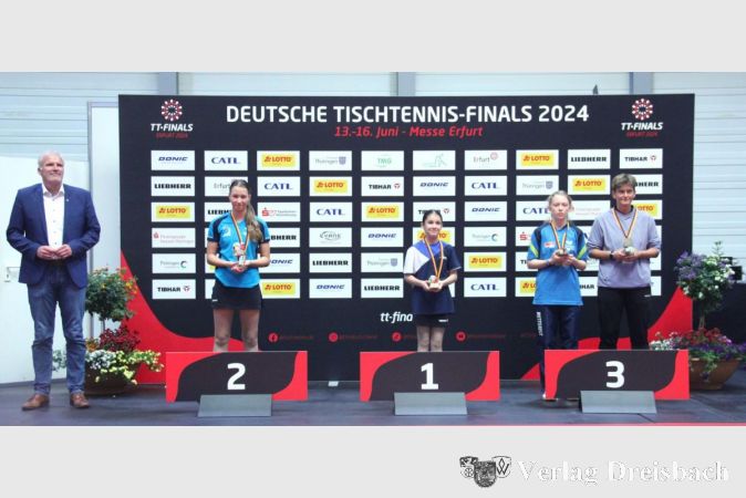 Jasmin Elsenheimer (Mitte) bei der Siegerehrung in Erfurt. Beim BSC Flörsheim in den Sport eingestiegen, trat die zwölfjährige Tischtennisspielerin bei den Deutschen Tischtennis-Finals für die SG 1878 Sossenheim an.