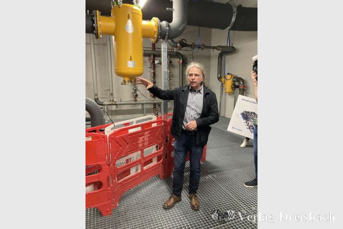 Bernhard Pfister erläuterte den geplanten Aufbau der Energiezentrale im Rechenzentrum.