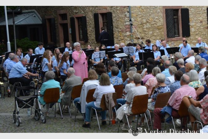 Christine von der Au, die 1. Vorsitzende des Musikvereins, führte durch den Abend und präsentierte spannende Episoden aus der Vereinsgeschichte.