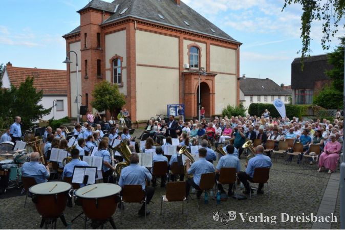Der Gallusplatz verwandelte sich in eine Freiluftbühne für das Serenadenkonzert des Musikvereins 1954 Flörsheim.