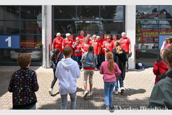 Die Krifteler Ferienspiele waren auch 2023 wieder ein voller Erfolg. Hier posierten die Mitglieder des Foto- und Filmclubs vor dem Feuerwehrhaus für die jungen Nachwuchsknipser.