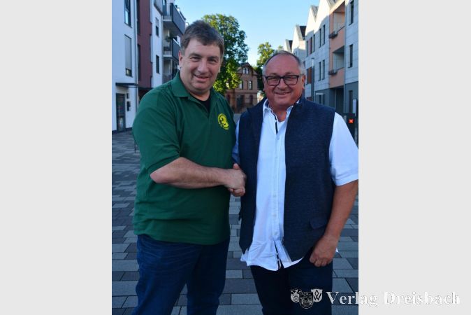 Helmut Gregori, langjähriger Hallenwart des FNC, wurde von Schäfer für sein jahrelanges Engagement geehrt.