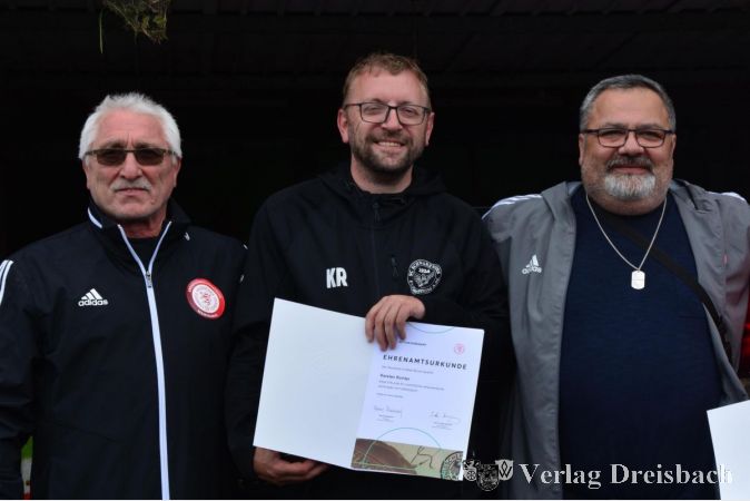 Der Fußballjugendleiter Karsten Richter (m.) wird für sein langjähriges ehrenamtliches Engagement durch Hans-Dieter Quinkler (l.) und Turan Taymakci (r.) ausgezeichnet.