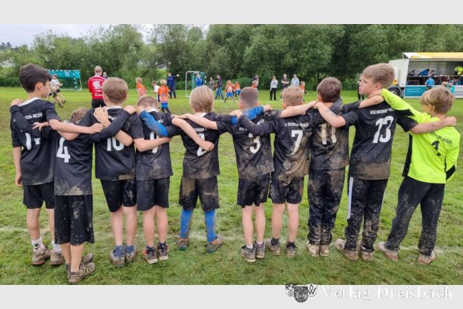 Beim Jugendturnier des TuS Holzheim wurde es für das gemischte E-Jugendteam der HSG ziemlich matschig, holten sich aber den Turniersieg und qualifizierten sich dennoch.