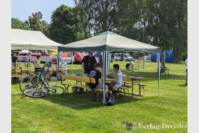 Hiesige Vereine, wie hier der Schachclub Hattersheim, präsentierten sich mit eigenen Ständen - natürlich auch in der Hoffnung, auf diesem Wege erfolgreich langfristige Nachwuchskräfte zu finden.