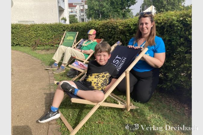 Christina List und ihr Sohn Levin im Liegestuhl mit ihrem Firmenlogo.