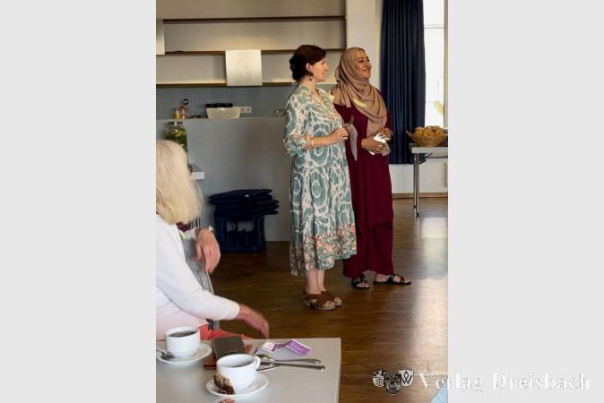Christine Pfaff (links) und Rabia Malik vom Stadtteilmanagement begrüßten die Gäste im Südringtreff.