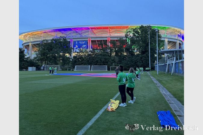 Das in Regenbogenfarben illuminierte Waldstadion.