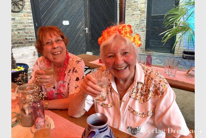 Renate Nicolai (links) und Ingeborg Prechler hatten viel Spaß beim Sundowner Sommerfest der VKS.
