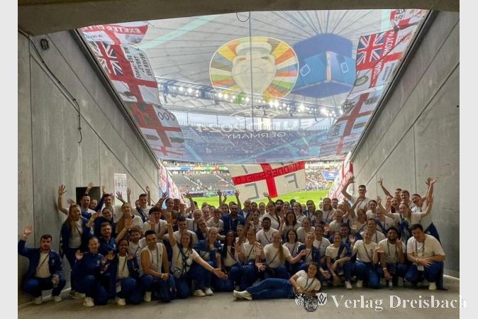 Gruppenbild im Gang des englischen Fanbereichs beim Spiel gegen Dänemark.