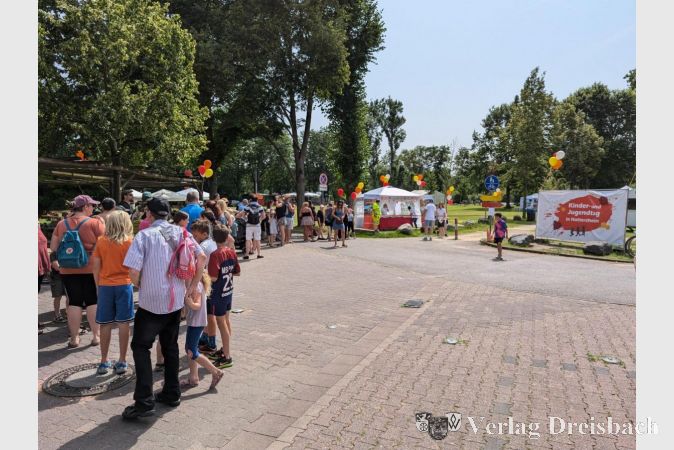 Bereits vor der offiziellen Eröffnung um 12 Uhr bildete sich eine lange Schlange am Eingang zur Aktionsfläche auf den Okrifteler Mainwiesen.