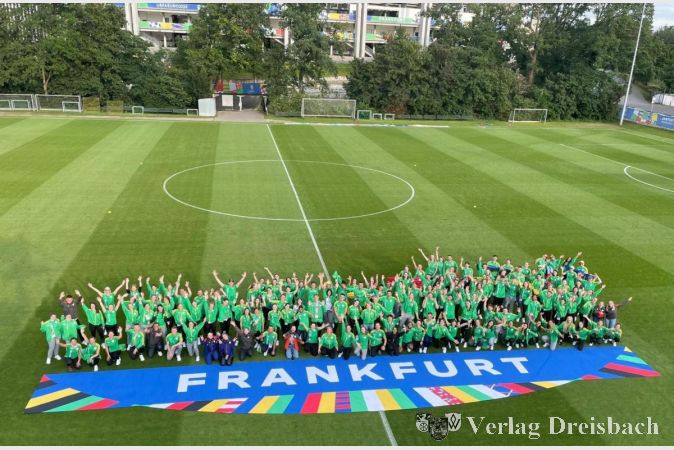 Die Frankfurter "Ceremony Maker" auf dem Feld zwischen Wintersporthalle und Waldstadion.