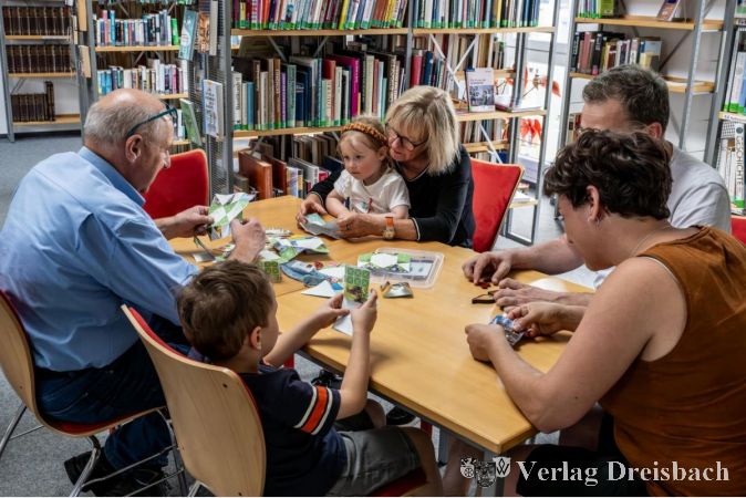 Angeregte Spielerei im Inneren der Gemeindebücherei.