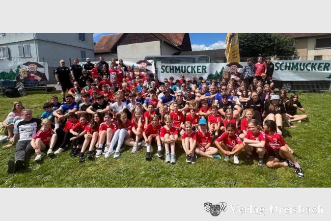 Mit gut 100 Kindern, Betreuern und Eltern ging es für die Handballer zum Schmucker-Cup.