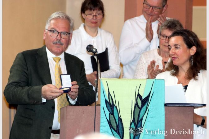Bürgermeister Bernd Blisch übergab dem Kirchchor nach seinem Grußwort die Stadtplakette in Gold, die Flörsheimer Vereinen zum hundertsten Geburtstag laut Satzung verliehen wird.