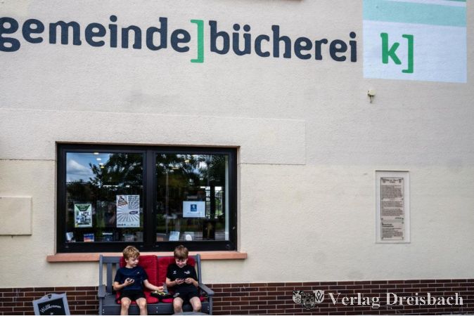 Auch vor der Gemeindebücherei konnte man bei schönem Sommerwetter gemütlich Platz nehmen.