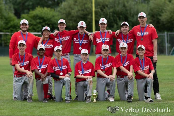 Die Jugendmannschaft mit ihren Coaches: Yumiko Schwarz, Niklas Schleicher-Baltrusch, Chris Brake.