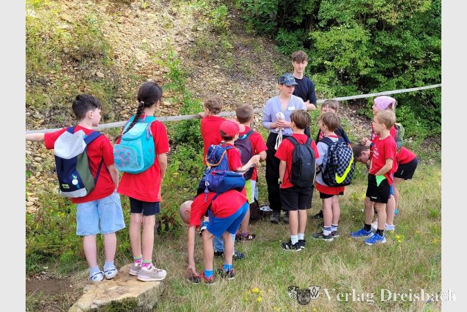 Die Ferienspielkinder erfuhren viele wissenswerte Details rund um verschiedene Gesteinsarten.